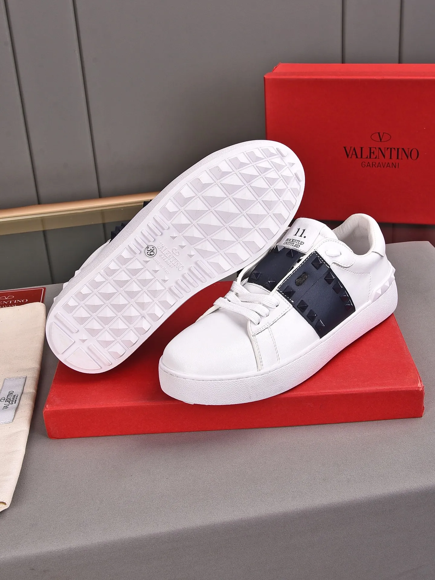 Men's shoes 440💰 (men and women couples) Valentino classic color matching series casual shoes. Made with heavy craftsmanship, good products pay attention to every detail. A must-have trendy item that can be worn all year round, it has been worn by many celebrities and Internet celebrities~~Imported cowhide surface, unique design concept, sheepskin lining, counter quality. Women’s clothing 35-40. Men’s clothing 39-44, 45-46 (returns and exchanges are not supported for custom-made items)
